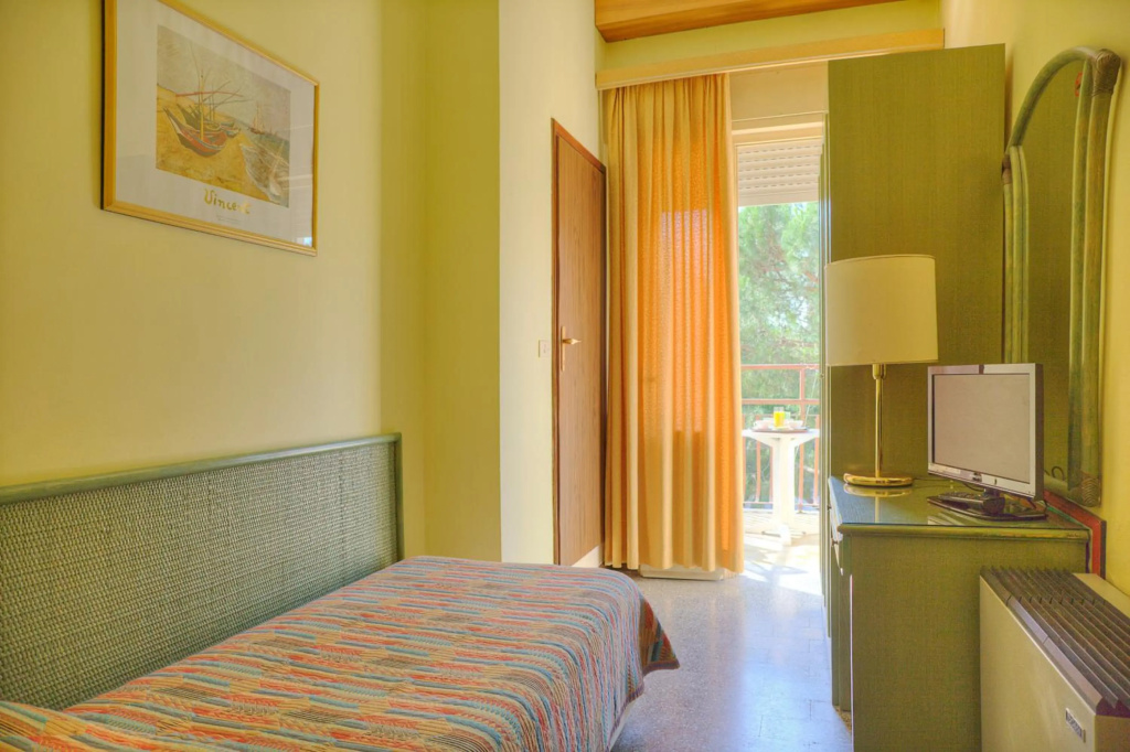 Hotel AMALFI & Restaurant Karaoke Bar
