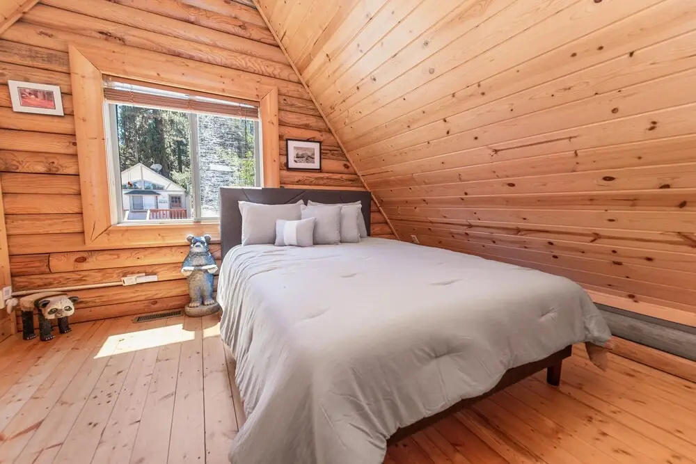 Goldilocks Cabin - Real Log Style Cabin, Premium Location, Close To Bear Mountain With Hot Tub! 2 Bedroom Cabin