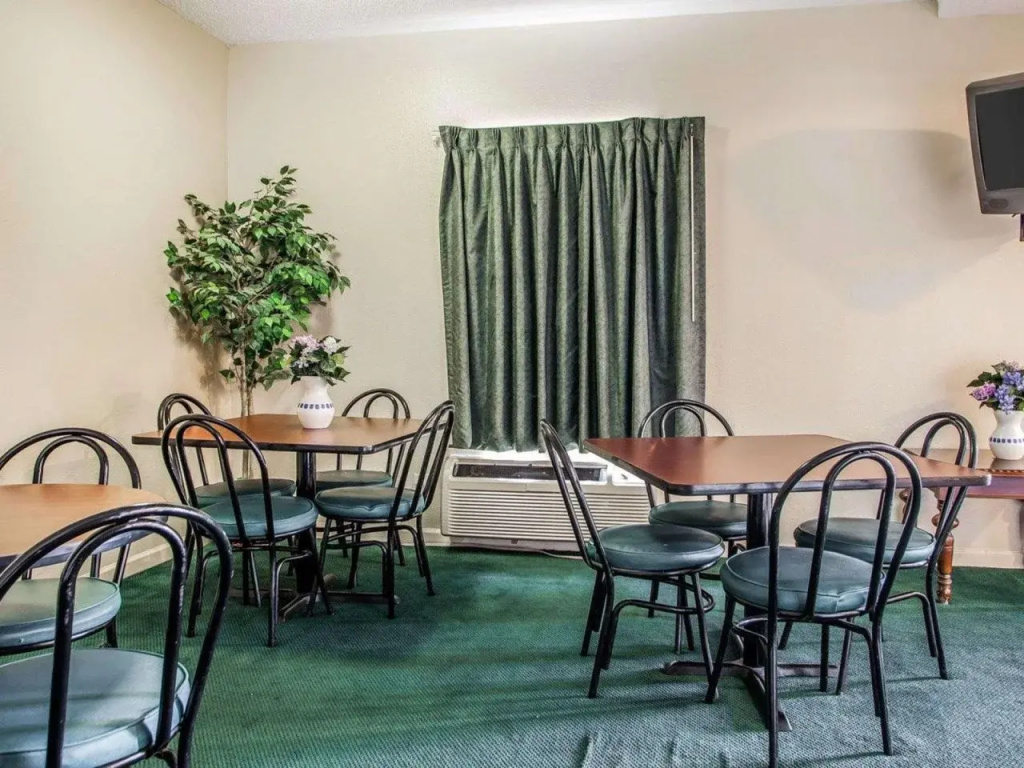 Econo Lodge Inn & Suites Granite City - St Louis