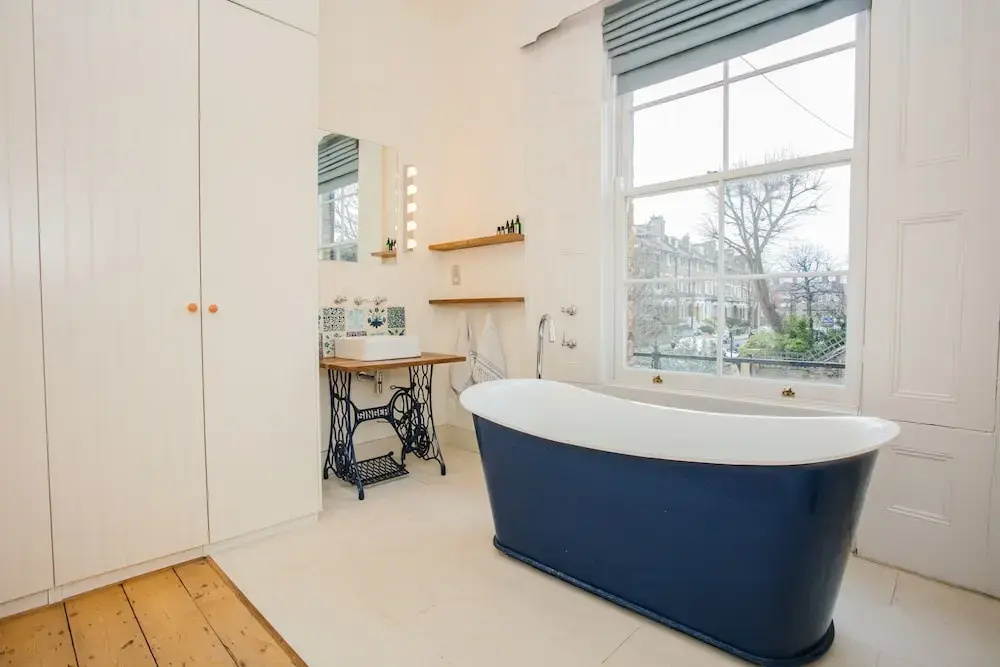 3 Bedroom Family Home Sleeps 6 in Camden