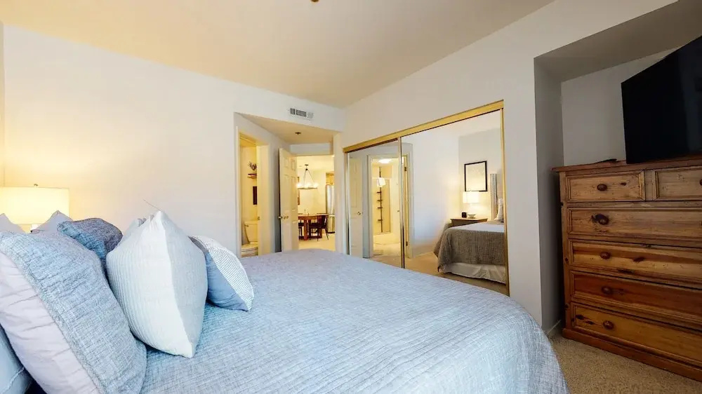 Silver Bear 21 Updated, Light and Bright, Walk to Canyon Lodge and Gondola by RedAwning