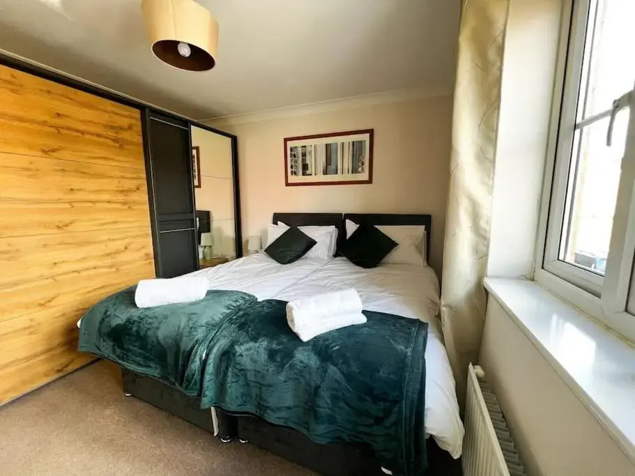 Lovely 4 Bedroom Apartment With Free Internet, study and Parking