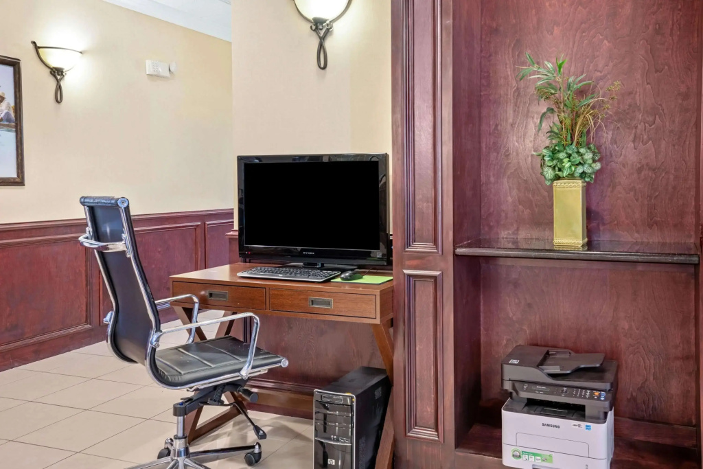 La Quinta by Wyndham Houston - Magnolia