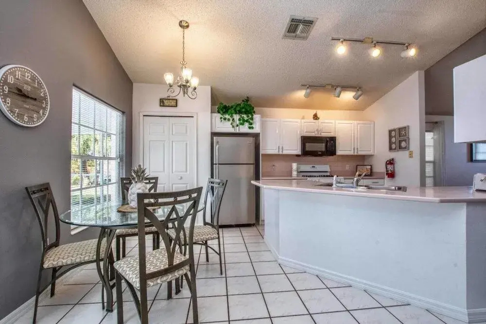 Beautiful Waterfront Home Close To Disney!large Spacious Layout, Pool & Wifi 4 Bedroom Home