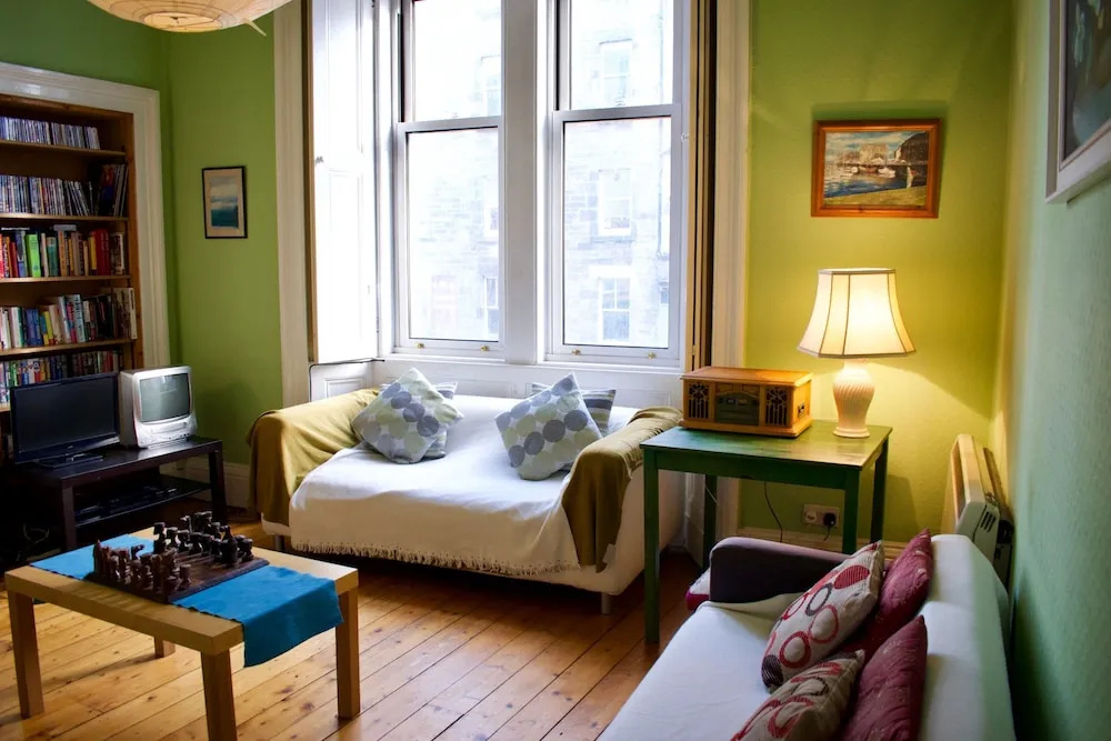 Traditional 3 Bedroom Apartment in Bruntsfield
