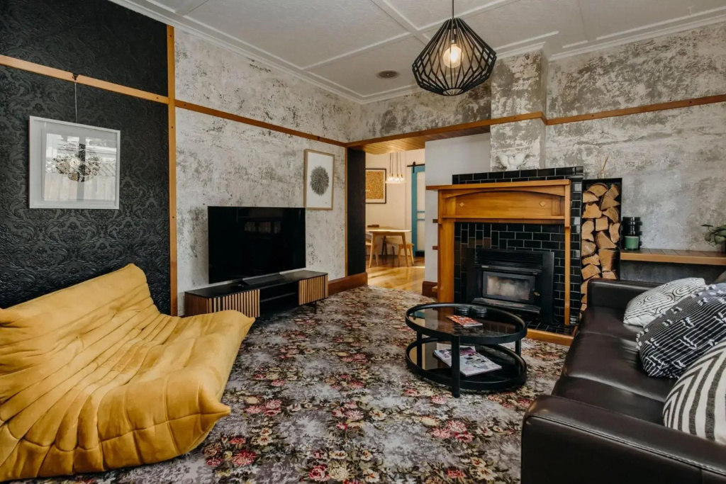 Fun Times in Fitzroy - eclectic bungalow by beach
