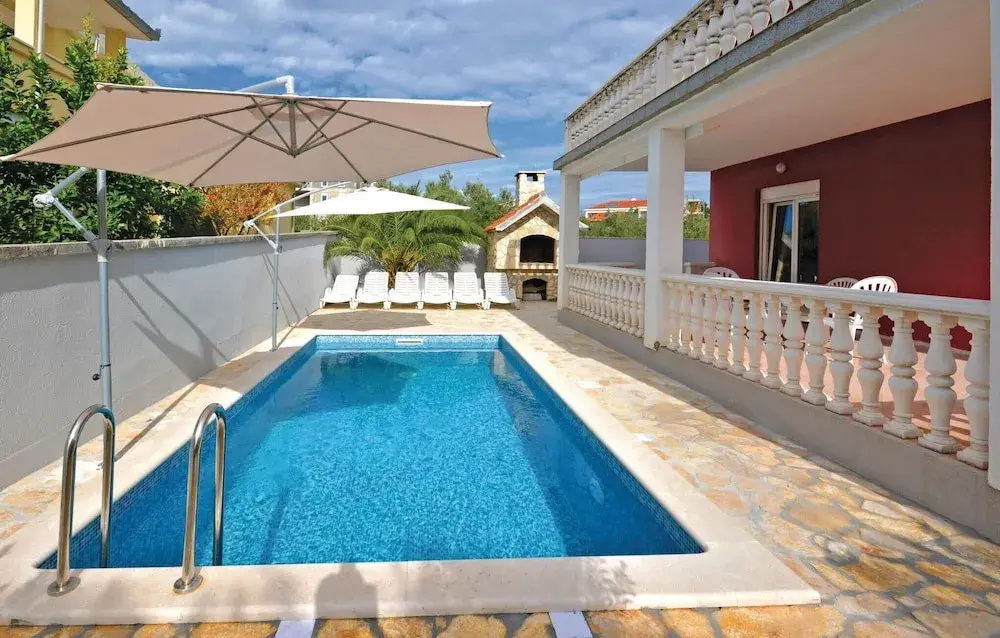 Beautiful Home in Okrug Gornji With Wifi and 4 Bedrooms