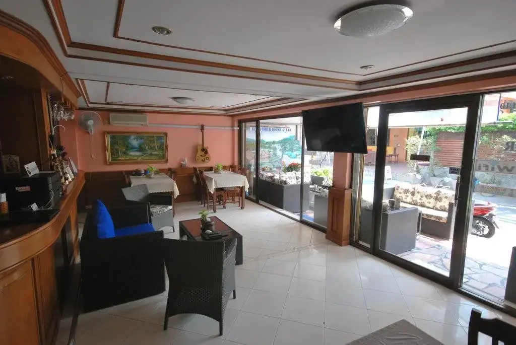 Kingfisher House and Bar