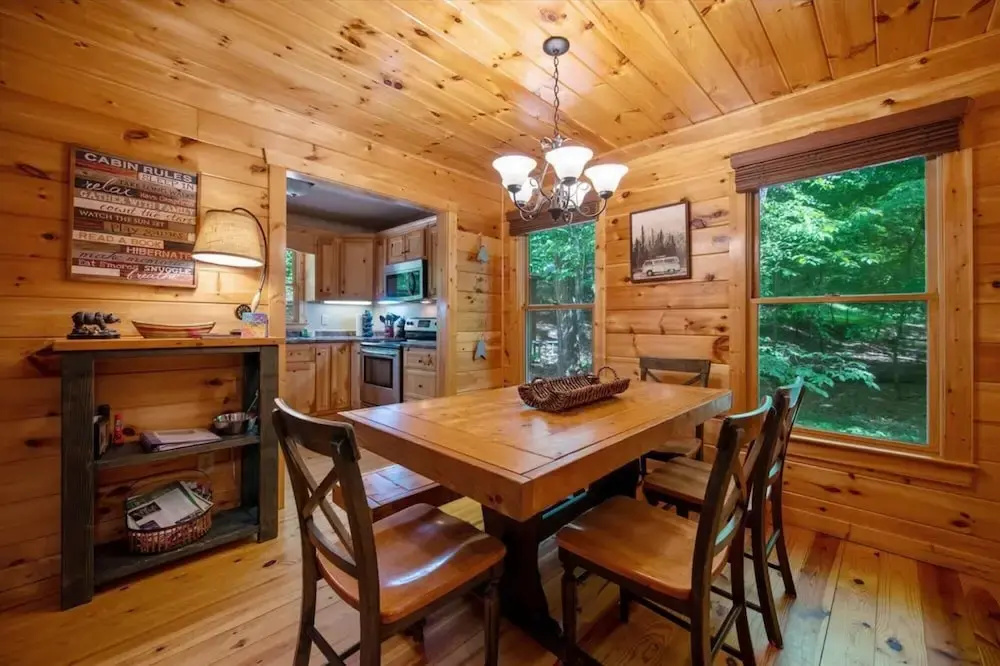 Harleys River Retreat - Charming Cabin in Coosawattee River Resort Hot tub
