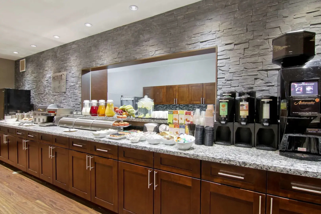 Home Inn & Suites Regina Airport