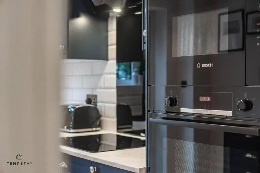 Stylish Home with Free Parking - 10 Mins To Legoland!