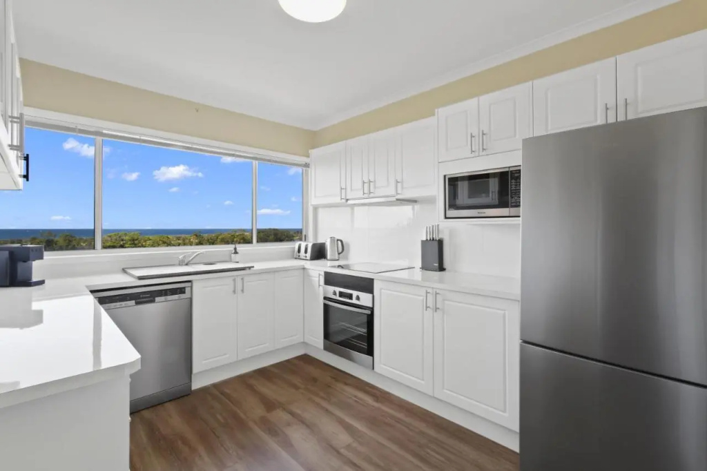 Eastern Views Beach House - Spacious Family Escape