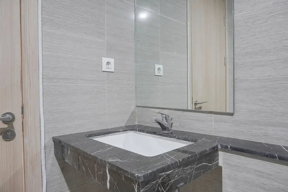 Spacious And Nice 2Br At Hillcrest House Apartment