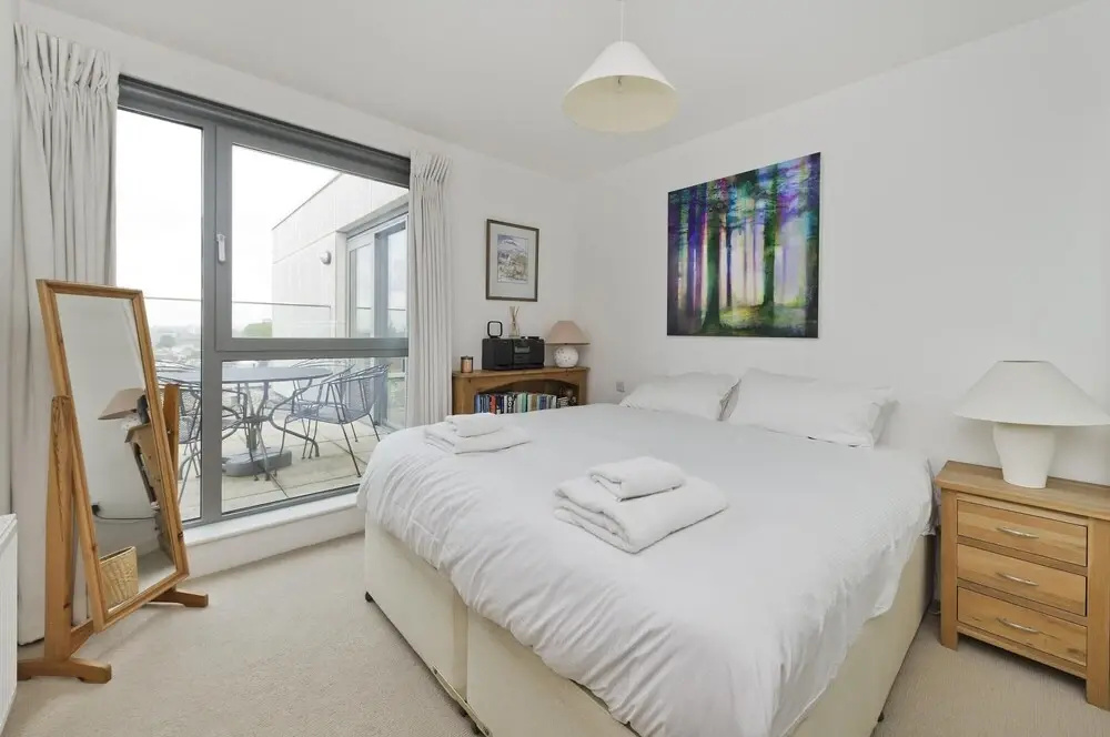 Superb Apartment With Terrace Near the River in Putney by Underthedoormat