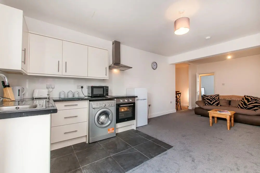 3 Bed Flat in Pedestrianized High Street