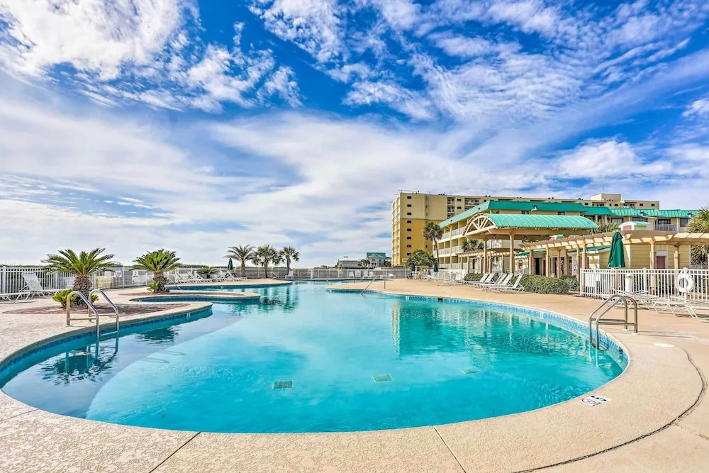 Gulf Shores Condo: Covered Balcony & Beach Access