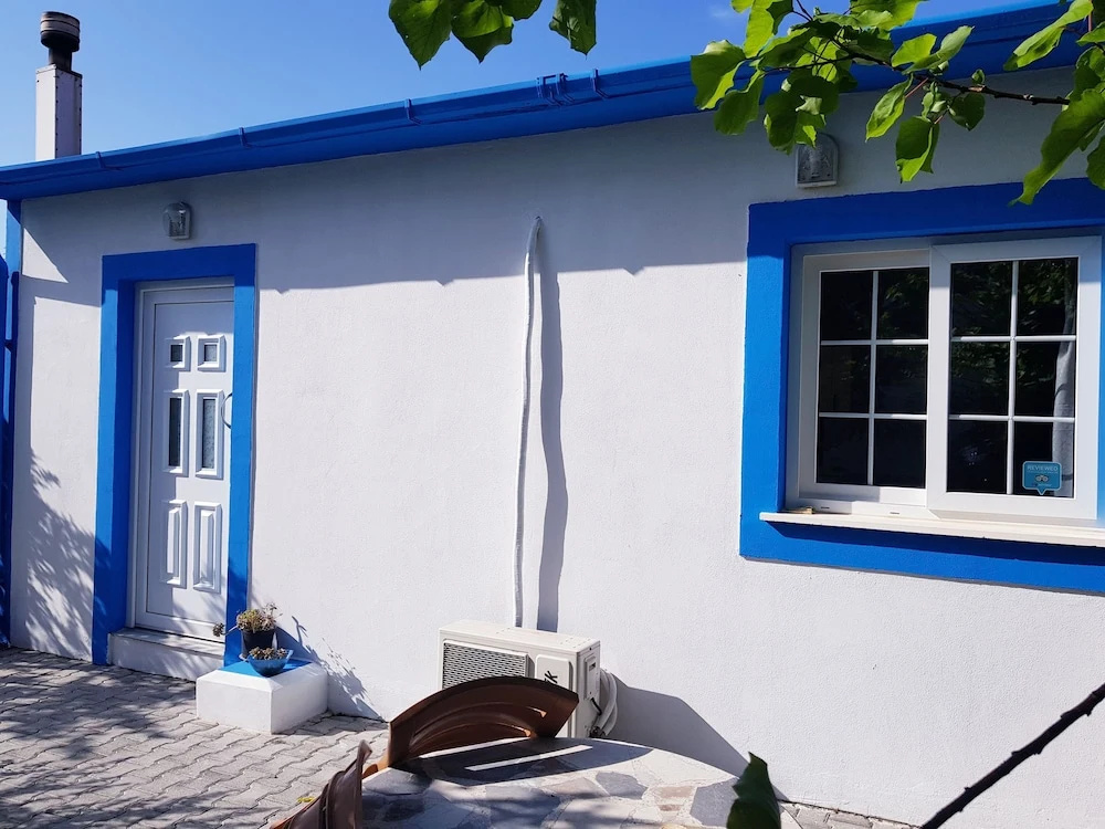 Pomegranate Cottage 1 Double Bedroom With Spectacular Mountain Sea View