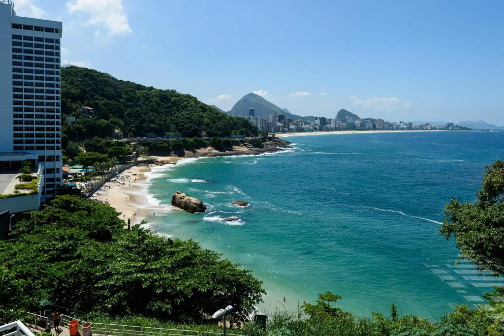 Ocean Blue Moderno com Vista Espetacular ao lado do Leblon na frente da Escola Stella Maris Garagem Internet Veloz 2 Smart TVs Piscina Sauna