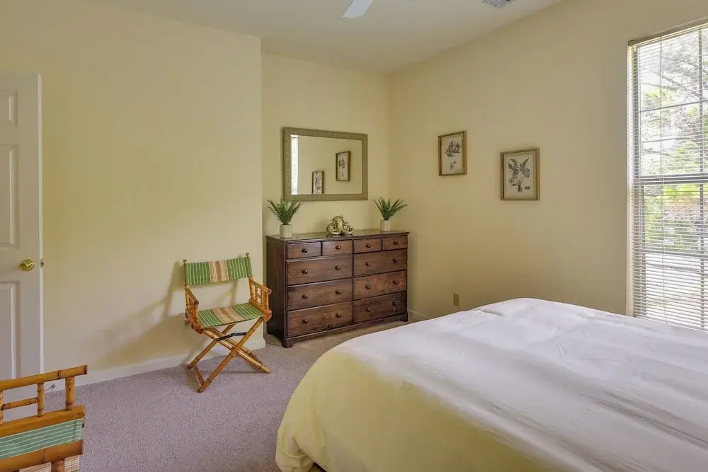 Mount Pleasant Condo w/ Pool & Bikes: Near Beach
