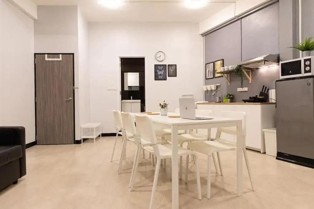 U2 Large 2 Bedrooms 100m to BTS station