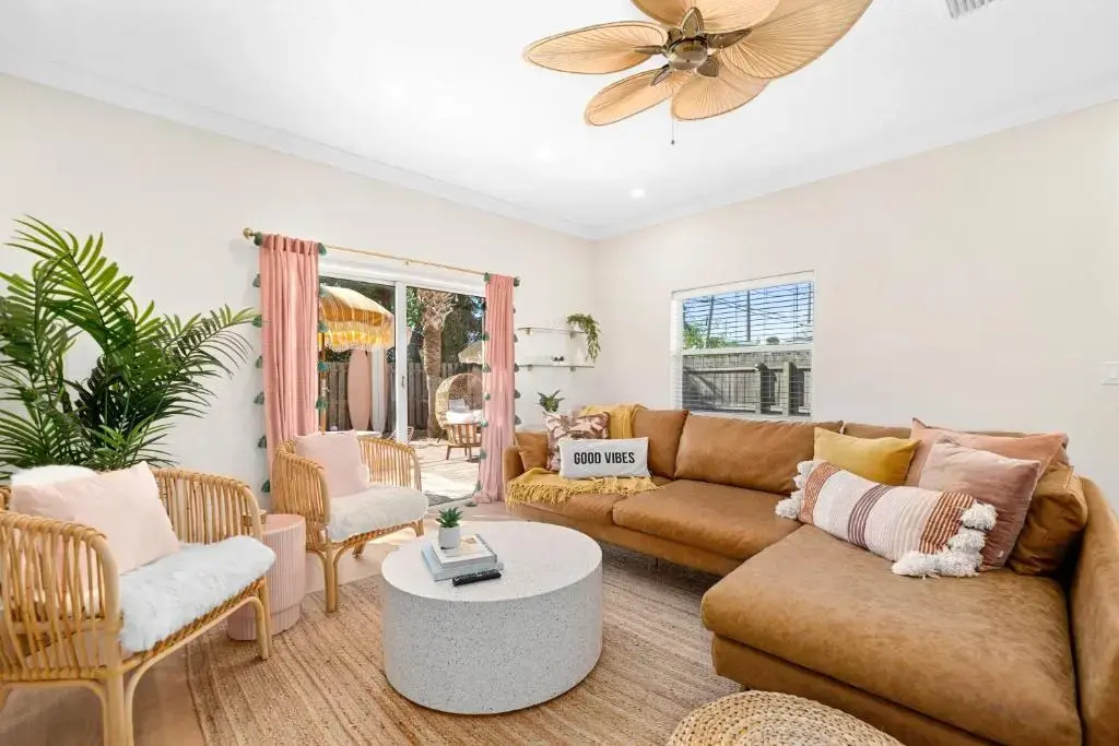 Luxury Villa, 25 Blocks from the Beach, Hot Tub