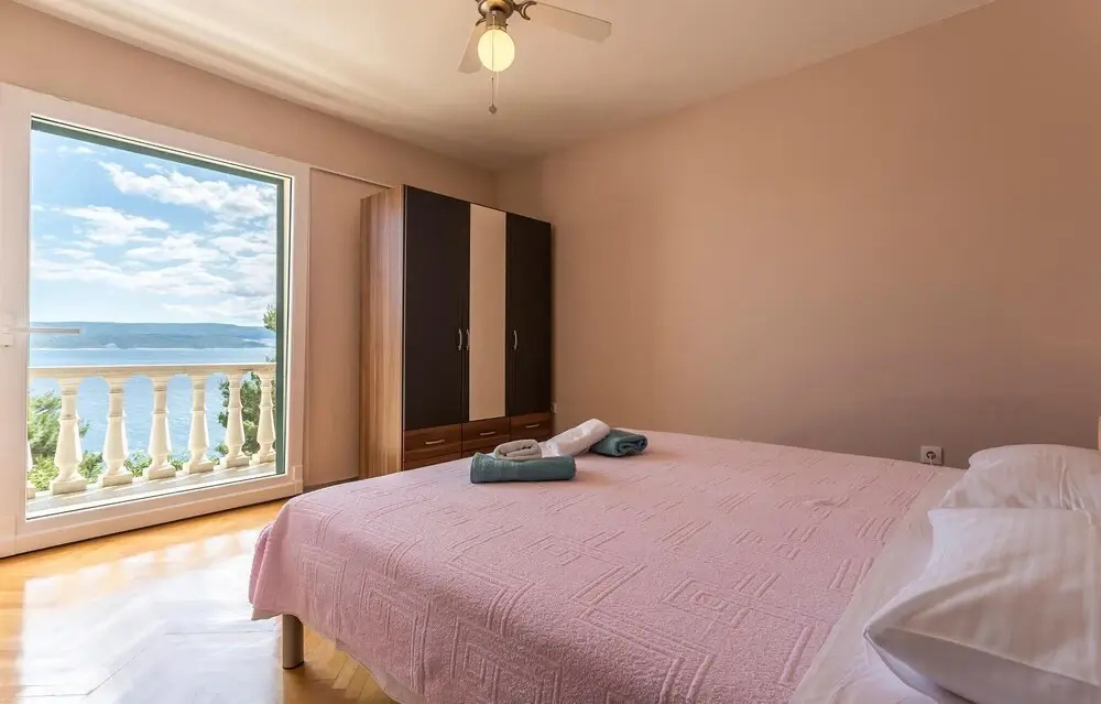 4 Bedroom Cozy Home In Medici