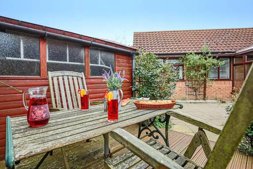 Two Bedroom Bungalow in Milton Keynes by HP Accommodation - Free WiFi & Parking