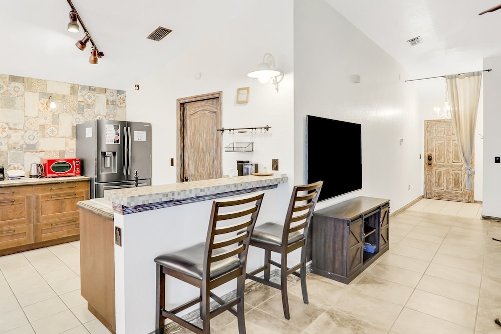 Peaceful Home With an Enclosed Patio, Pool, Grill, Washer/dryer, & AC