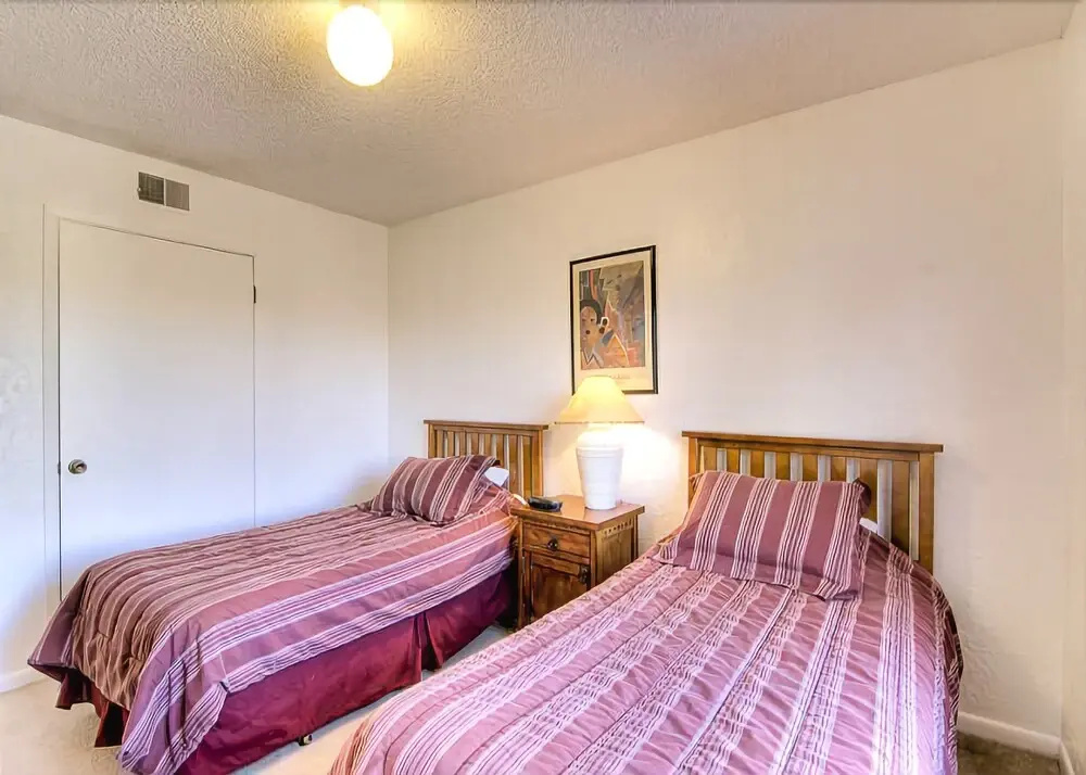 Artist Road #18, 2 Bedrooms, Sleeps 4, Flat Screen TV, Pool Access, WiFi
