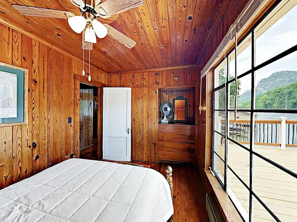 Lakefront : Deck W/ Blue Ridge Mountain View 2 Bedroom Home