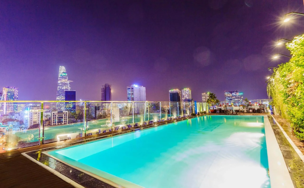 Happy Life Grand Hotel & Rooftop Skybar