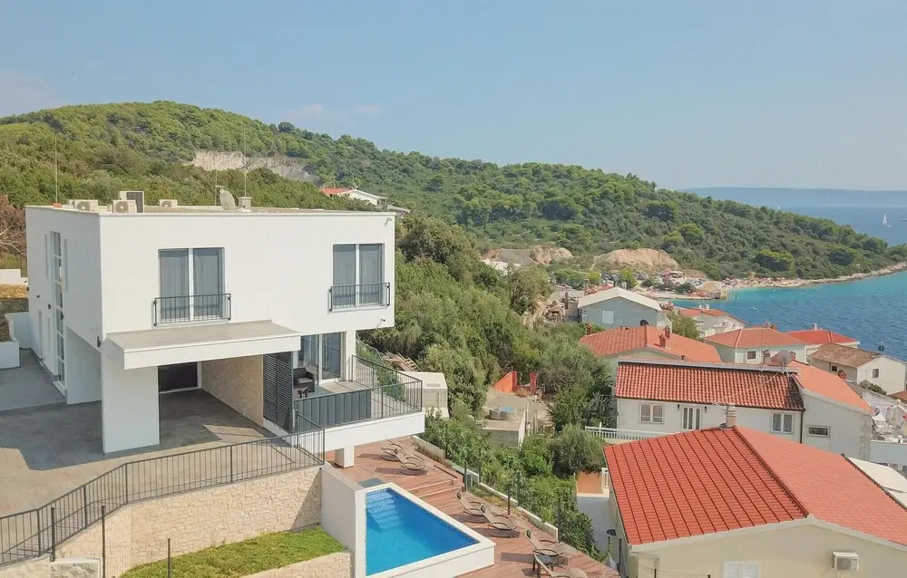 Beautiful Home in Okrug Donji With Sauna, Wifi and 5 Bedrooms