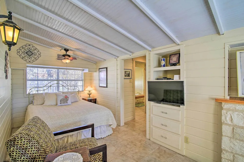 Grand Fredericksburg Retreat - Walk to Main St!