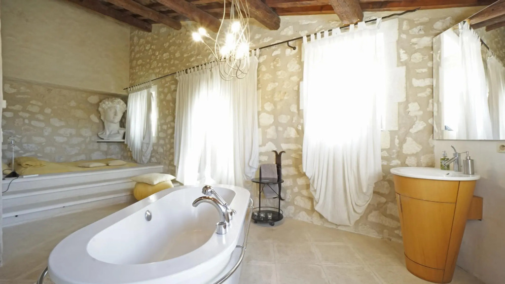 Le Dernier Chateau - Architect's Stone Villa & Pool in Picturesque Les Baux-de-Provence, 5 Bedrooms