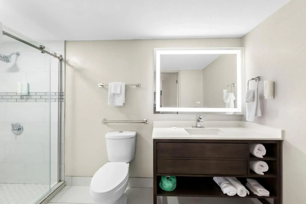 Clarion Inn & Suites near the Leconte Center Pigeon Forge