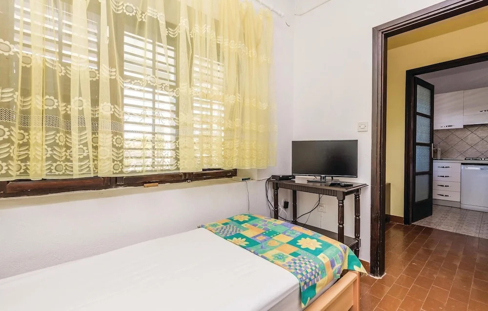 Nice Home in Stara Novalja With Wifi and 3 Bedrooms