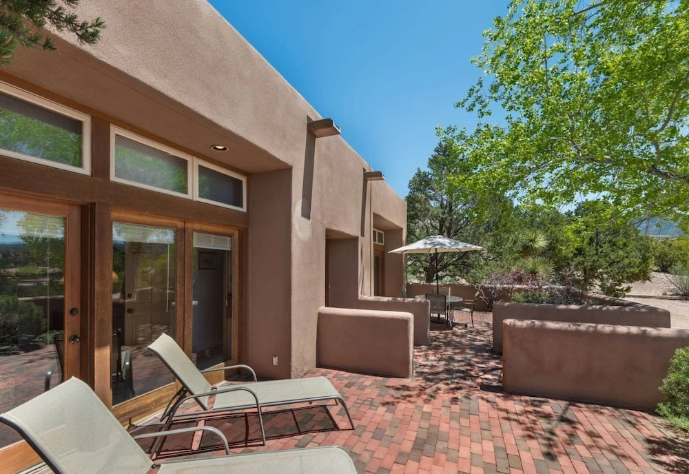 Acoma - Majestic Views, Near the Santa Fe Opera and Four Seasons in Tesuque