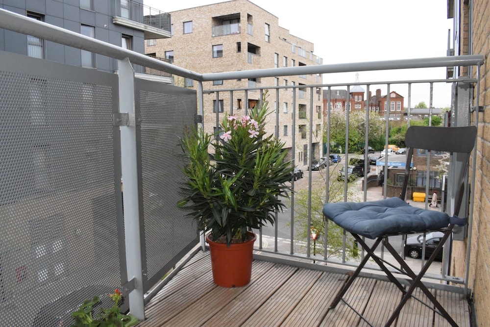 1 Bedroom Flat With Balcony In Camden Town