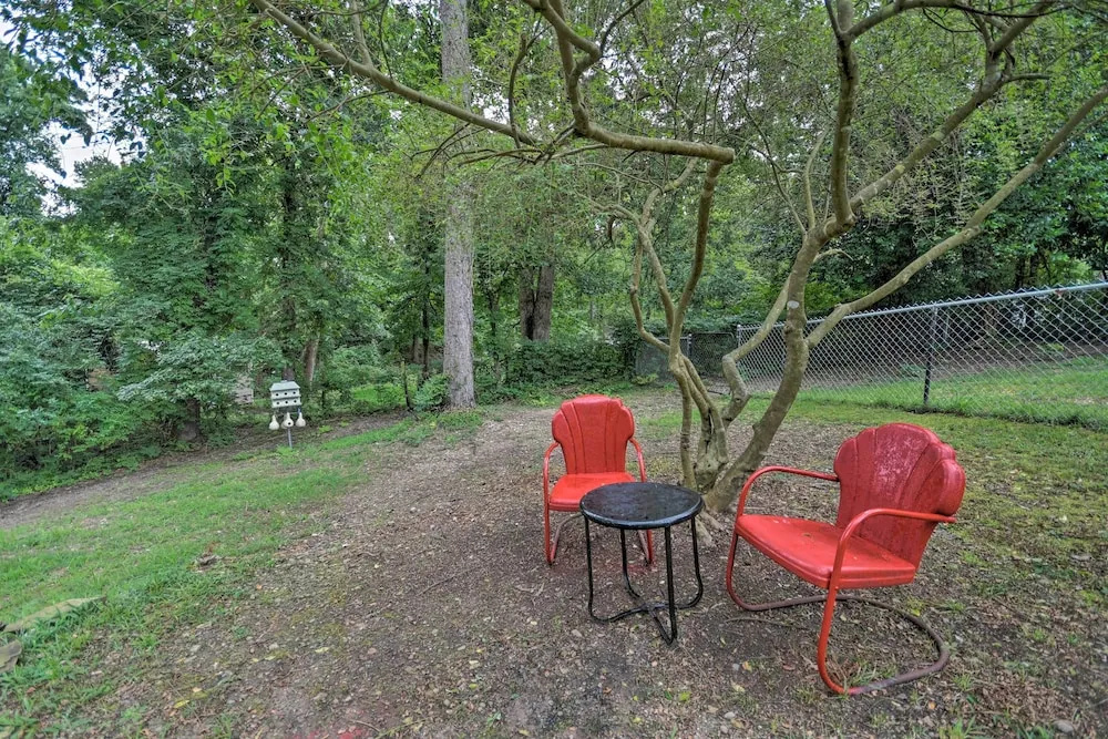 Rustic Chic Home: 1 Mi to Dtwn Hot Springs!