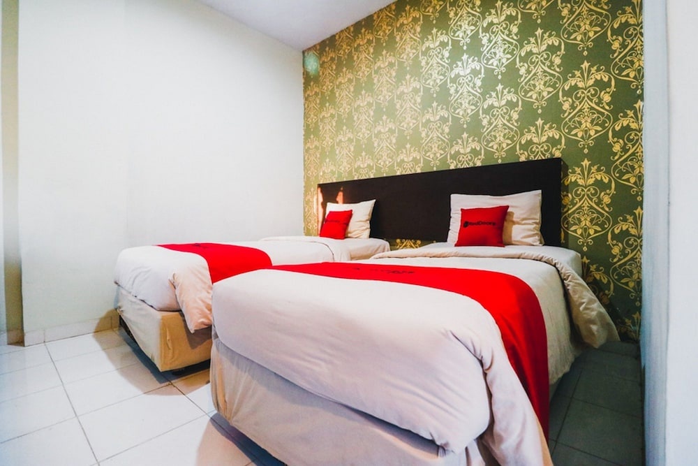 Reddoorz Plus near Mall Ratu Indah 2