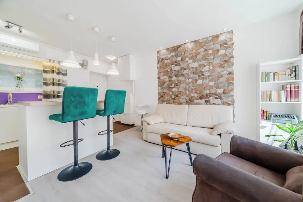 Charming Downtown Studio
