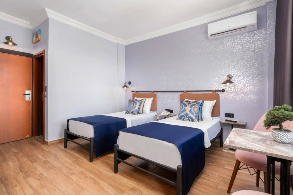 DeMANOR HOTEL ADULT ONLY