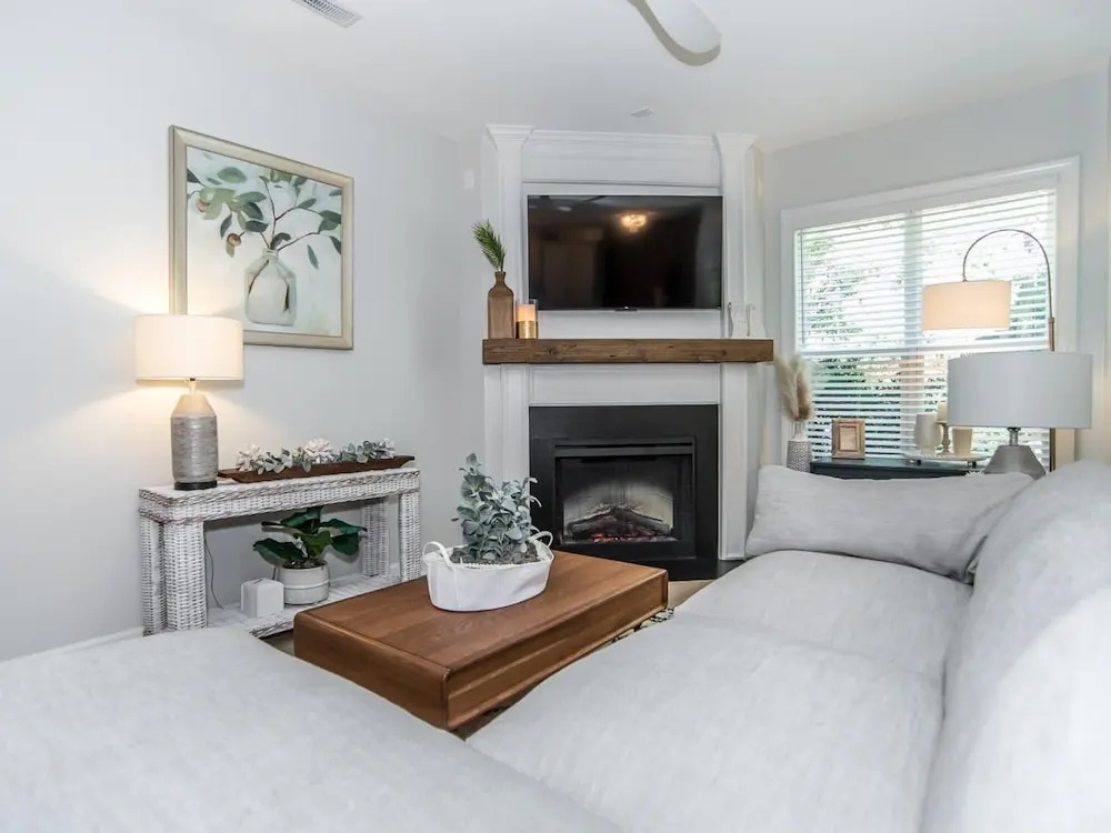 Luxury Three Bedroom Townhome Near Cary