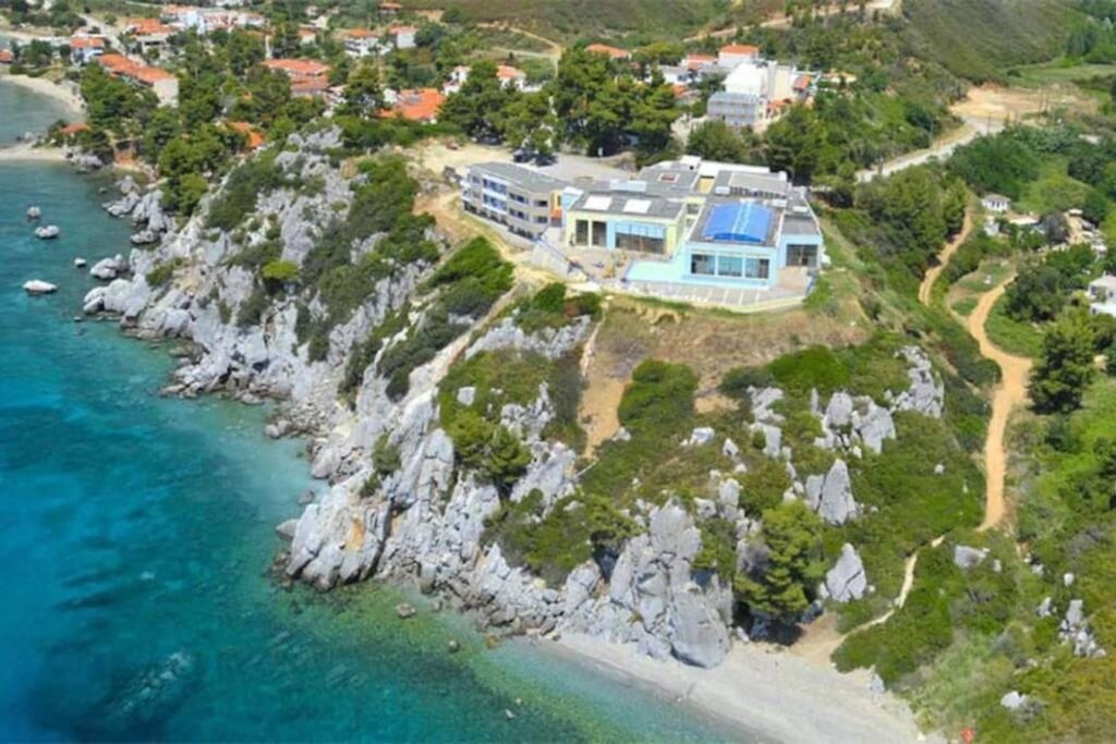 35 m from the beach, amazing seaview, Chalkidiki, Loutra Agias Paraskevis , Evdiriadis Luxury Apartment , you can see it on youtube if you type the name Evdiriadis
