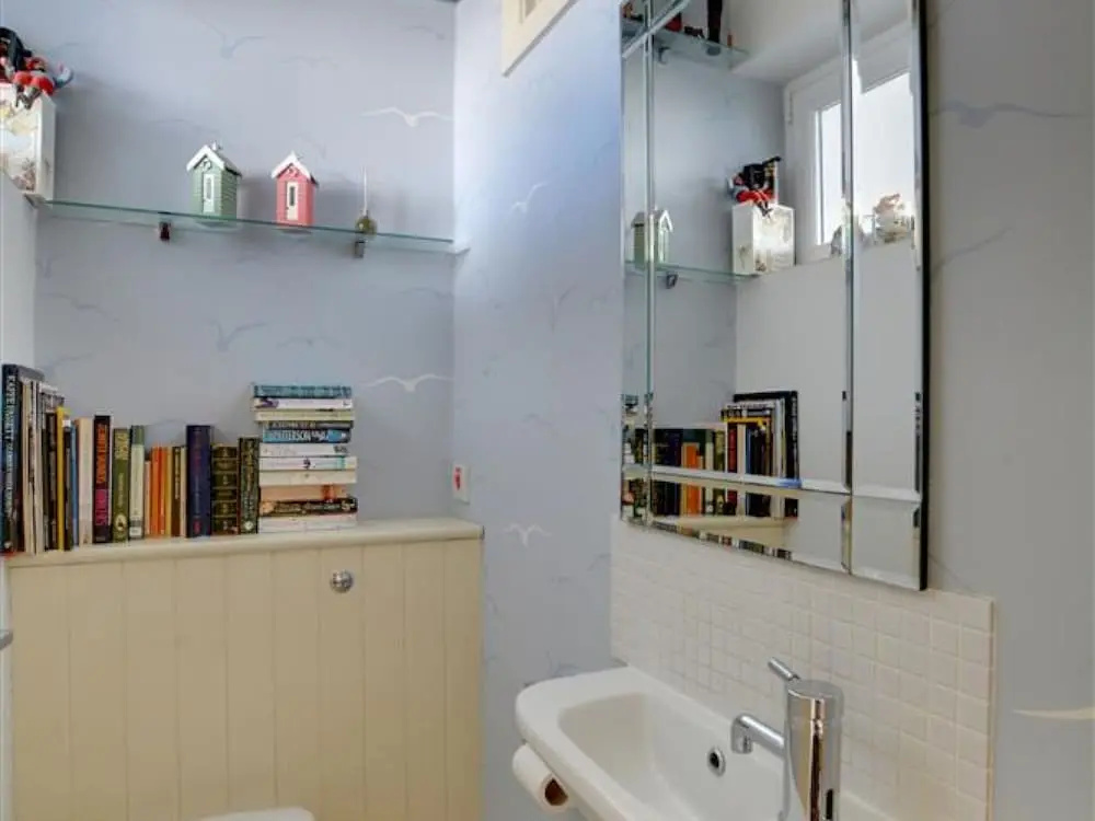 Beautiful Apartment With sea View and Balcony, Near Shops and Pubs