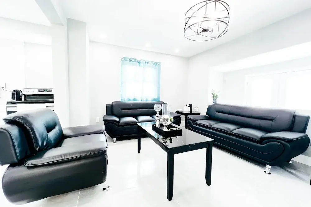 2 Homes, 1 Stay-7BR Niagara Falls Compound