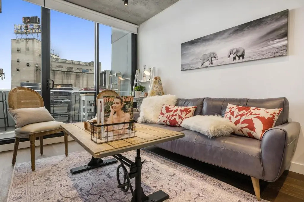 Luxury African themed apartment☆10min to MCG & Swan St☆On-site Parking☆Balcony☆Rooftop deck☆Gym☆