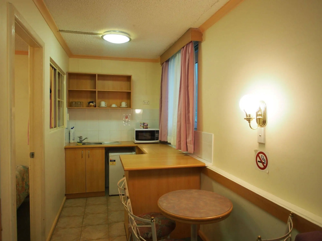 Edgecliff Lodge Motel