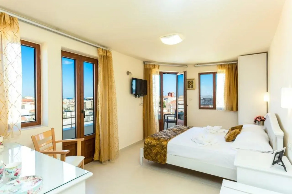Polyxenia Suites