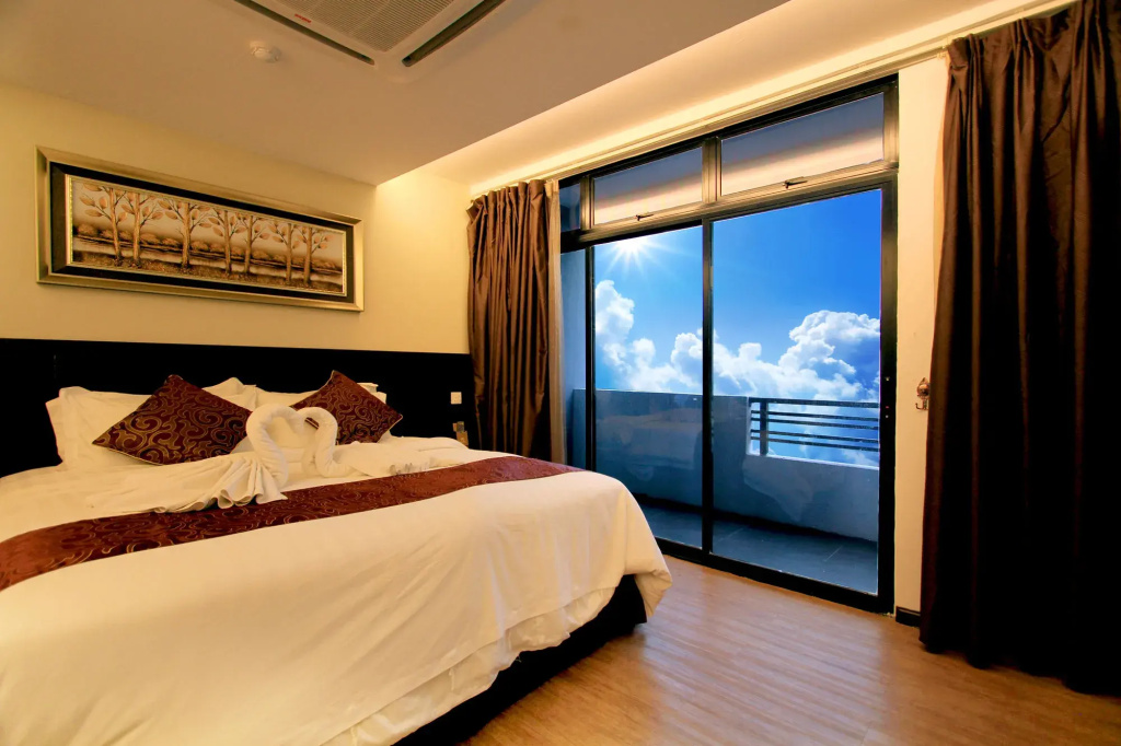 J Suites Hotel
